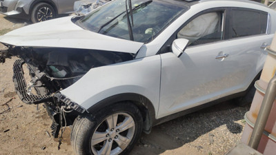 Otomobil duvara çarpıp takla attı! Sürücünün durumu kritik