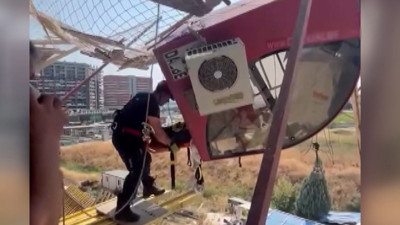 İnşaatta dehşet anları! Vinç devrildi: Operatör kulede kaldı