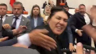 Meclis'te büyük arbede! AKP'li vekiller, muhalif vekillerin üstüne yürüdü...