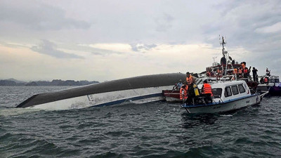 Alabora olan teknede can pazarı: 20'den fazla kişi kayıp