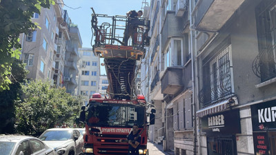 Çürük ağaç dalı otomobile düştü! Yaya son anda kurtuldu