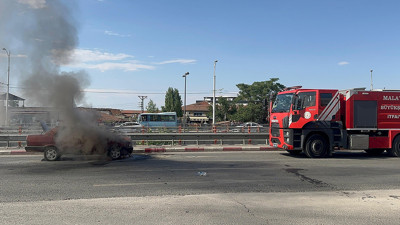 Sürücünün yangın savaşı! Otomobil hasar gördü