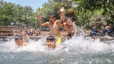 O ilde termometreler 46 dereceyi gördü! Serinlemek isteyen havuza atladı