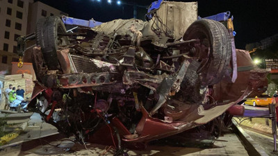 Korkunç kazada otomobil havada asılı kaldı! Ölü ve yaralılar var