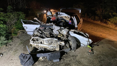 Kamyonetle çırpışan otomobil hurdaya döndü! Aynı aileden 3 kişi yaralandı