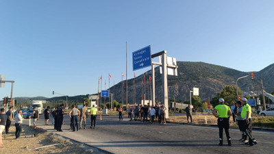 Ticari araç ile motosikletin çarpıştığı feci kaza kamerada! 1 ölü, 1 yaralı