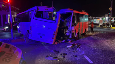3 midibüs birbirine girdi, ortalık savaş alanına döndü! Çok sayıda yaralı