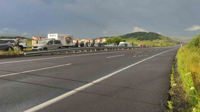 Kars yolunda TIR faciası! Trafik durdu