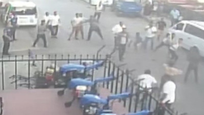 Taşlı, sopalı, silahlı çatışma! Sokak savaş alanına döndü