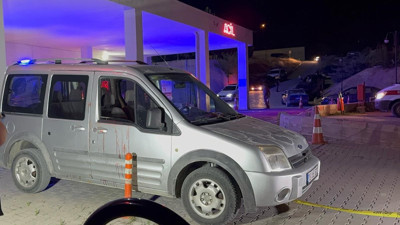 Araç içinde ateş alan tabancayla başından vuruldu! O anlar kamerada