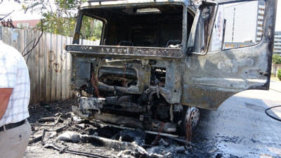 Park halindeki kamyon cayır cayır yandı!