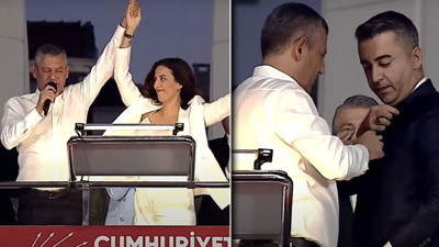 Partilerinden istifa edip CHP'ye geçtiler! Özgür Özel rozetlerini taktı