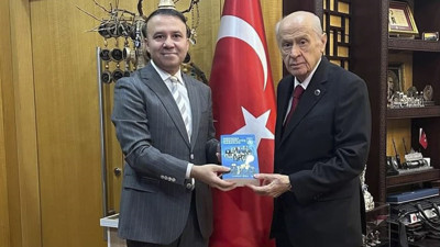 Bahçeli’nin danışmanı MHP’nin açılım türküsünü savundu! Eleştirenleri hain ilan etti…