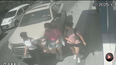 Göz doktoru dehşeti yaşattı! Kaldırımda yürüyorlardı savruldular