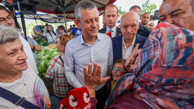 Özgür Özel pazarda vatandaşları dinledi! Bir dokunup bin ah işitti