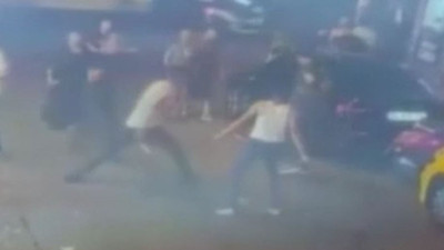 Çocuklar 42 yaşındaki adamı bıçakladı