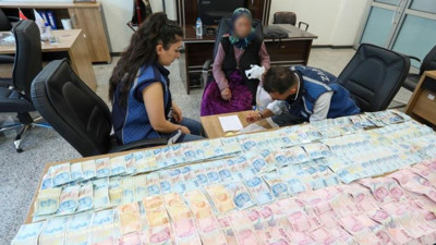 Dilencinin üstündeki paralar masayı kapladı