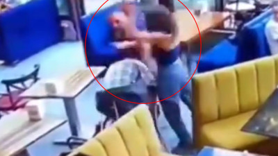Kadın garsonun öfkesi! Tekme tokat dövdü