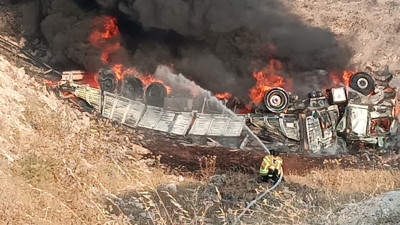 Hilvan’da TIR faciası! Şarampole devrilip yandı