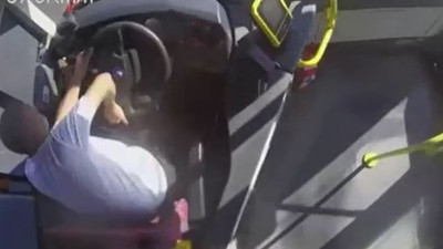 Fatih'te otobüs kazası araç kamerasında