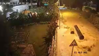 Bodrum’da su patlaması! Yol çöktü, trafik durdu