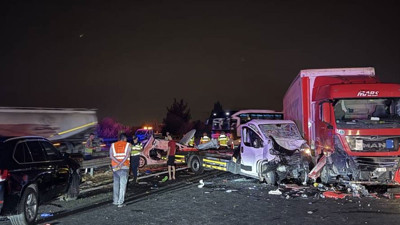 Zincirleme kazada 4 araç hurdaya döndü