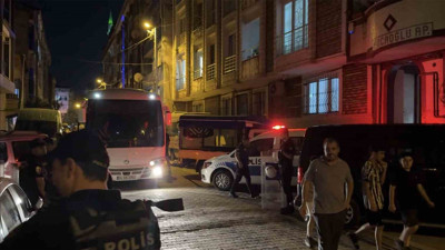 Komşu kavgası sokak savaşına döndü! Göğsünden bıçaklandı!