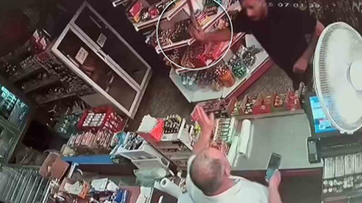 Markette korku dolu anlar! Müşteri pala ile saldırdı