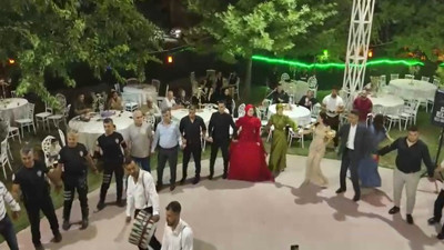 Polislerden büyük vefa! Kına gecesinde yalnız bırakmadılar...