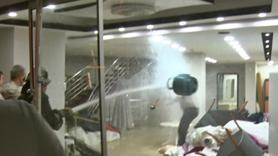 Kahraman itfaiyeci öfkeli kocayı tek hamlesiyle durdurdu! Mutfak tüpünü bomba gibi patlatacaktı: Polisler bile şaşkına döndü