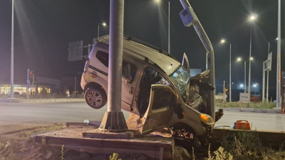 Kayseri'de araç, elektrik direğine çarptı: Çok sayıda yaralı var
