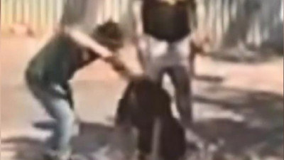 Güpegündüz kadına şiddet! Sokak ortasında kafasına silah dayadı