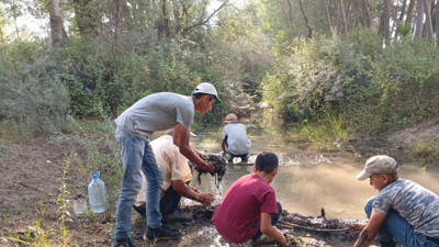 Yozgat'taki bu görüntü yürekleri ısıttı! Hayvanları su içebilsin diye elleriyle gölet yaptılar