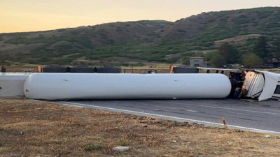 Kimyasal gaz yüklü TIR devrildi: Ulaşım felç oldu