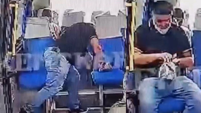 Dolmuşta şoke eden olay! Buldu saydı cebine attı