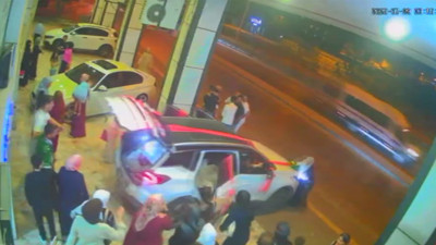 Gelin arabası kontrolden çıktı! Düğünde panik anları