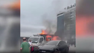 İstanbul'da otoparkta yangın faciası! Kamyonet ve otomobil yandı
