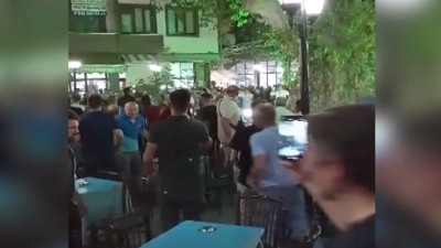 Meydanda panik! Yaralılar var: Tarihi çınar zaman yenildi