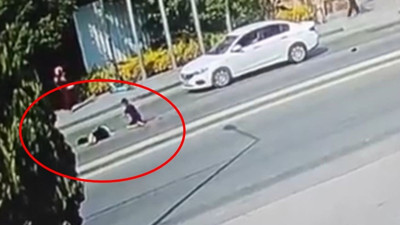 Anne ile oğlu kazada yaraladı! Çocuğun feryadı yürekleri dağladı