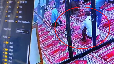 Camide saf tutan minik! Secdede uyuyakaldı