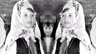 Bu ünlü şarkıcıyı tanıdınız mı? Meğer sahne aşkı o yıllarda başlamış!