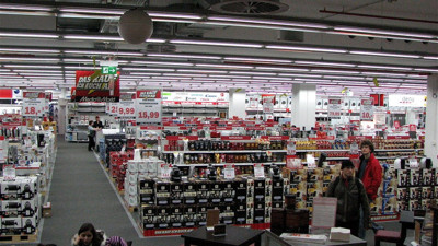 Elektronik devleri satılıyor. Türkiye'de de birçok ilde 100'den fazla mağazası var