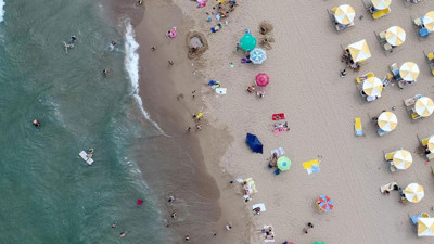 Cumhurbaşkanı korumaları bırakıp halk plajına girdi!