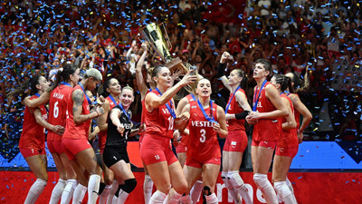 Onu daha önce böyle görmediniz! Milli voleybolcu tüm saçlarını kazıttı