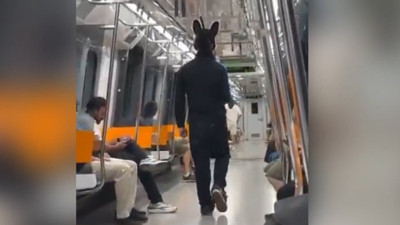 Savunması kurtaramadı! Tavşan kostümü giyip tüfekle metroya binmişti