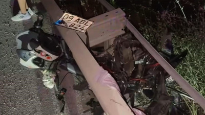 Motosiklet bariyerlere savruldu! Sürücü firarda