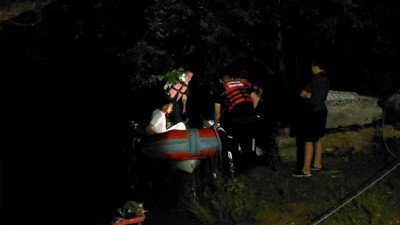 Barajdan su bırakıldı, 2 kişi ırmakta sıkıştı! Ekipler botla harekete geçtiler