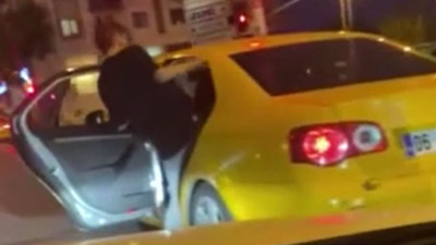 Araçtaki kadını tekme darbeleriyle dövdü