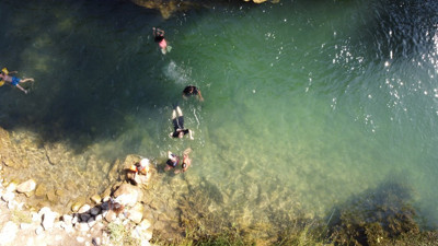 Adana’da nem bunalttı, yaylacılar doğal kaynak sularında serinledi