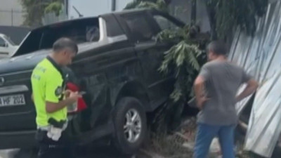 Bağcılar’da pikap dehşeti! İşçilerin kaldığı konteynere çarptı